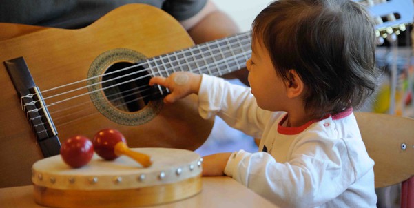 Musicien d’Une note pour chacun avec un enfant à l’hôpital