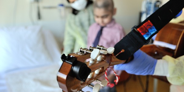 Musicien d’Une note pour chacun avec un enfant à l’hôpital