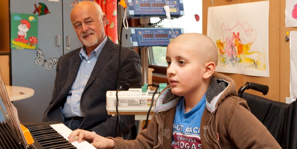 Musicien d’Une note pour chacun avec un enfant à l’hôpital